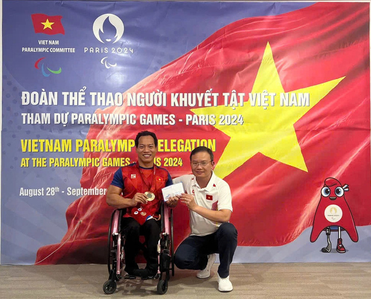 Lực sĩ Lê Văn Công được thưởng nóng sau tấm HCĐ Paralympic 2024 - Ảnh 1.